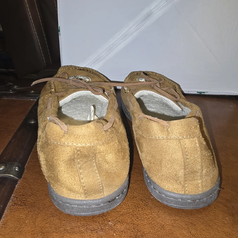 Men's Bucks Tan Suede Slip-On Moccasin Loafers Embroidered Logo Size 9 - 10 guc